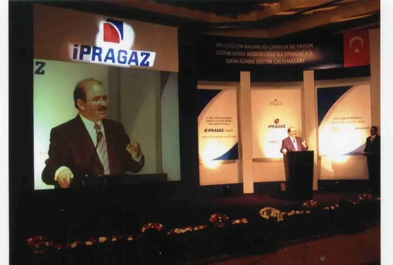 “Eğitim Seferberliği 2003” toplantısında sahnede konuşan bakan