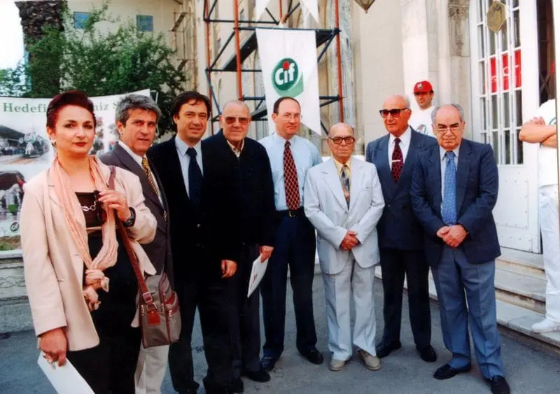 İzmir Milli Kütüphanesi önünde Cif pankartıyla yetkililer