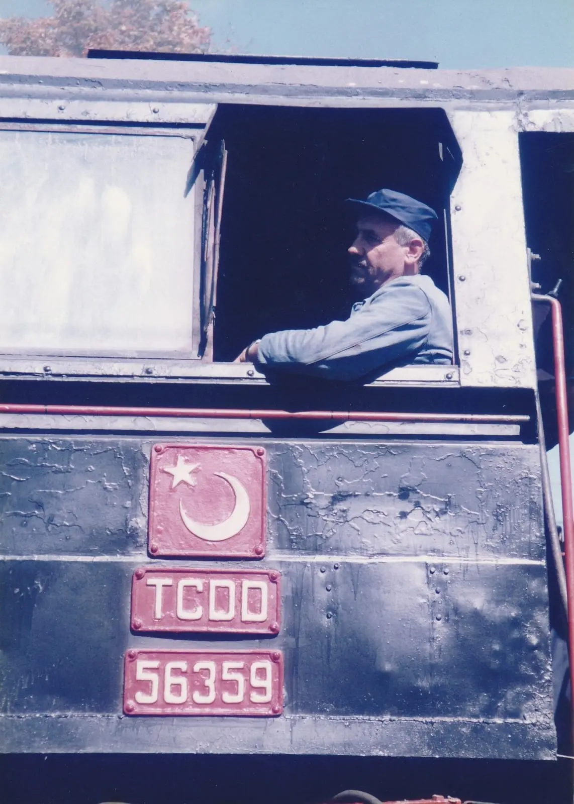TCDD 56359 numaralı lokomotifin kabininde makinist