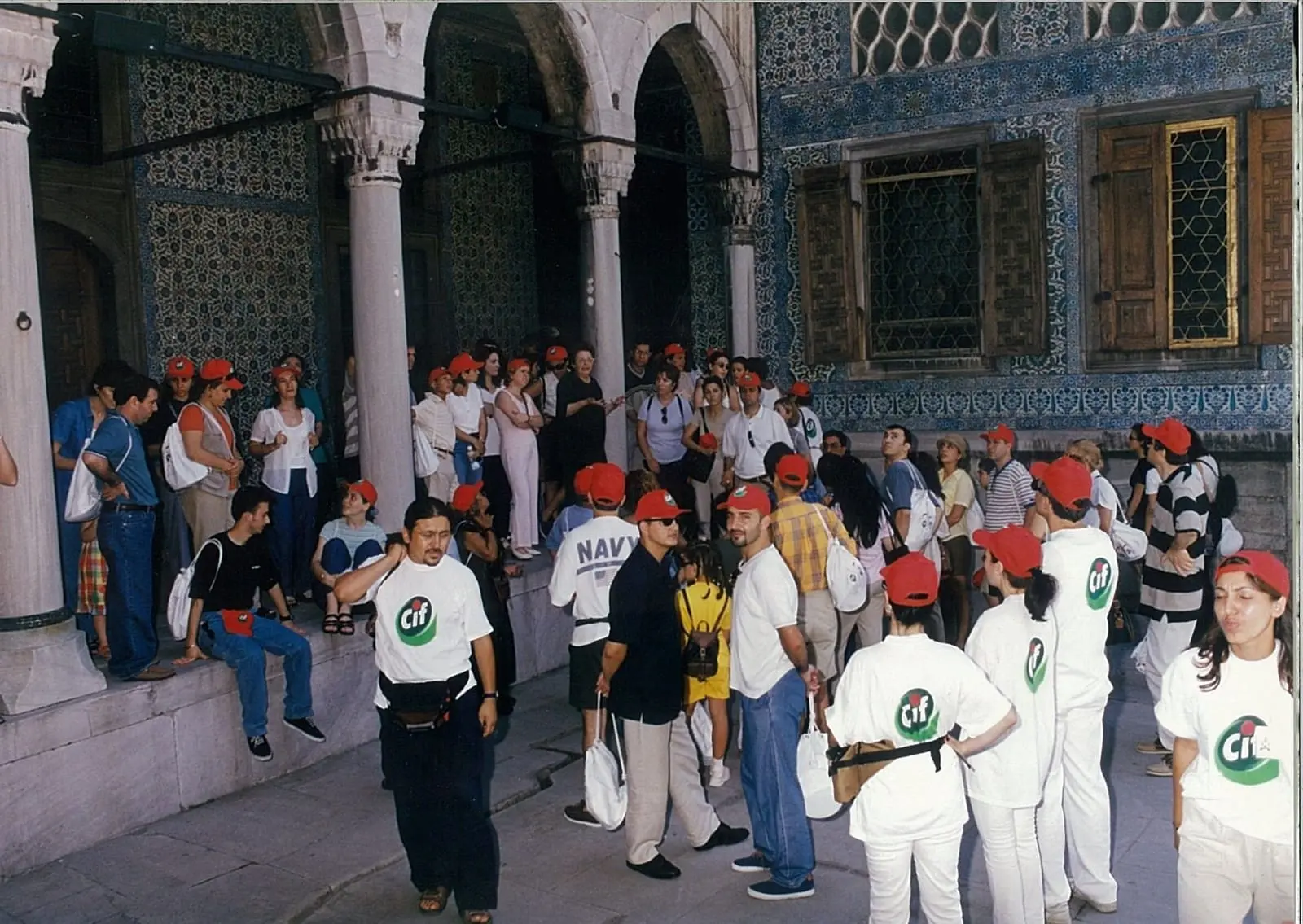 Avluda çalışan Cif Adamlar ve ziyaretçiler