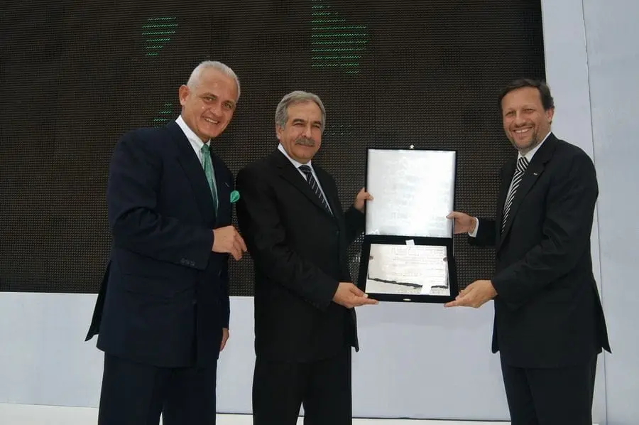 Açılışta plaket takdimi