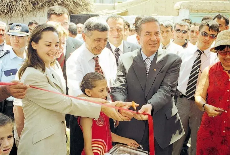 Okuma odasının açılışında kurdele kesimi