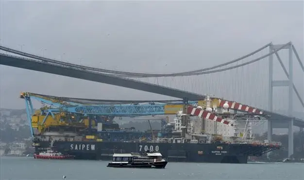 Boğaziçi Köprüsü'nün altından geçen Saipem 7000
