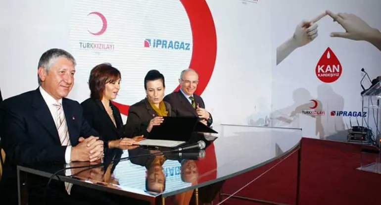 Türk Kızılayı ve İpragaz panosu önünde “Kan Kardeşiyiz” tanıtım toplantısı