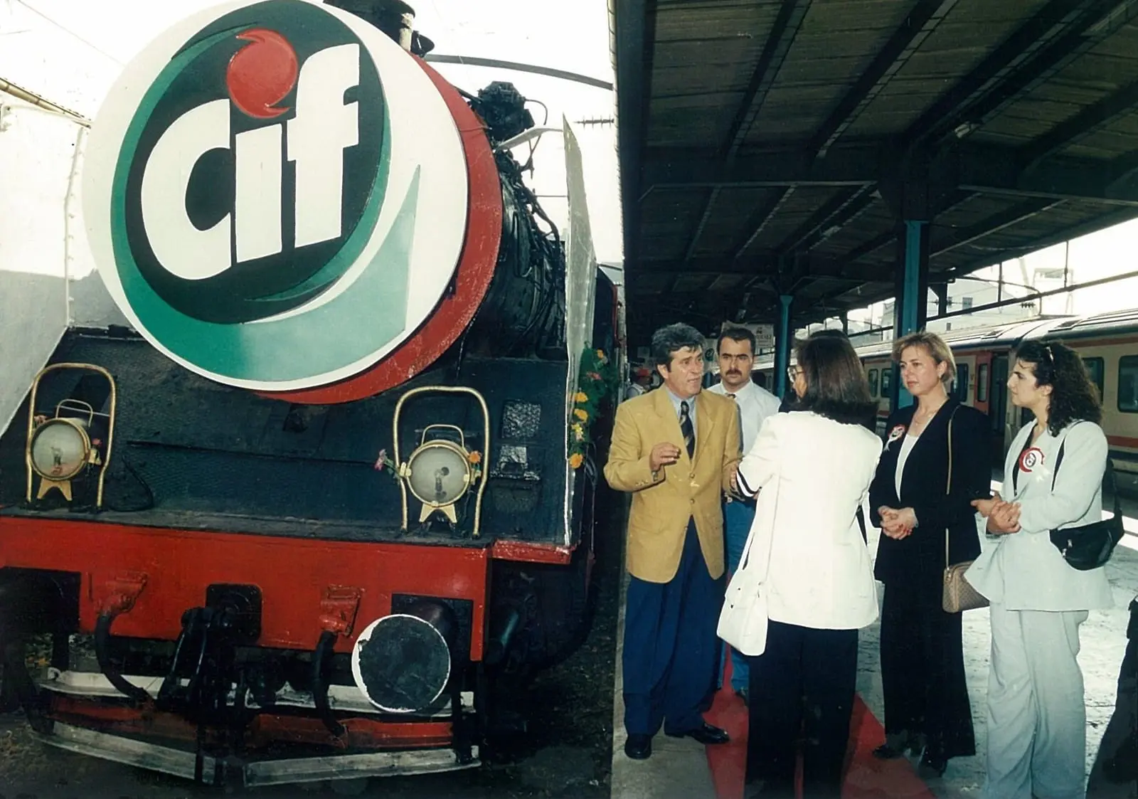 Cif logolu lokomotifin önünde yetkililer