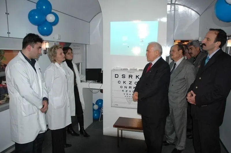 Vagondaki göz muayene alanını gezen yetkililer