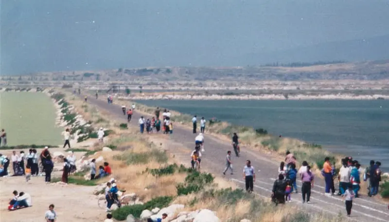 Kuş cennetine uzanan yol boyunca ziyaretçiler