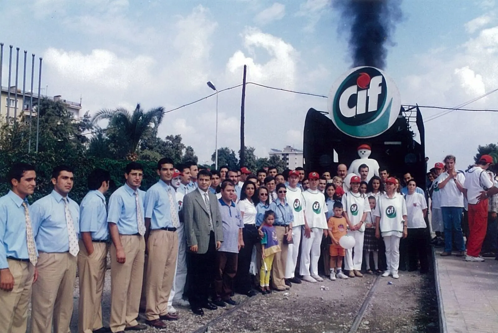 Dumanı tüten Cif lokomotifi önünde toplu fotoğraf