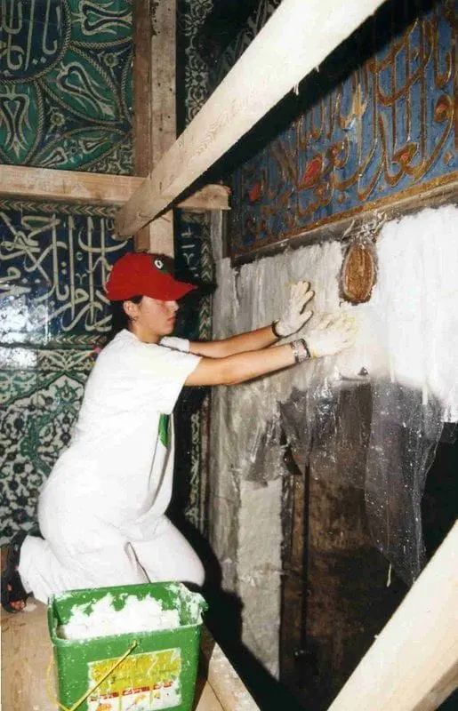 Çini paneli temizleyen restoratör