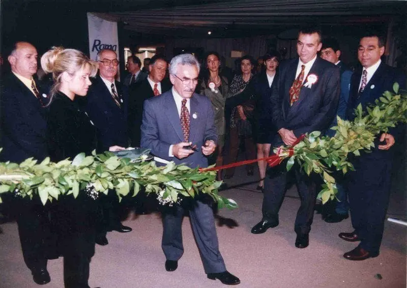 Kurdele kesme töreni