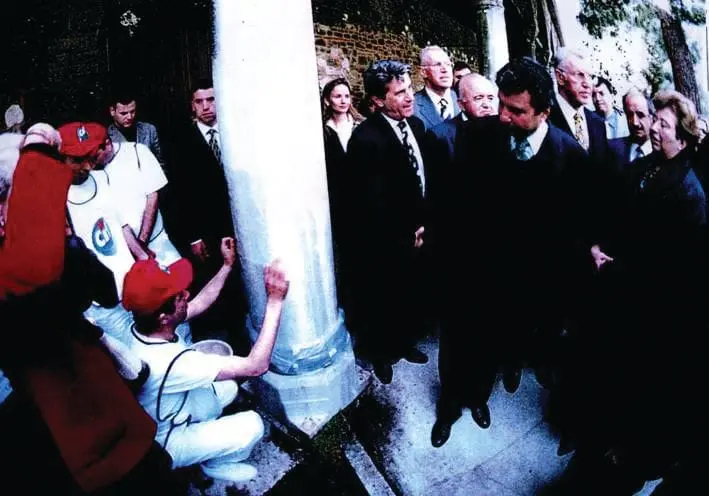 Sütun kaidesini temizleyen ekip ve yetkililer