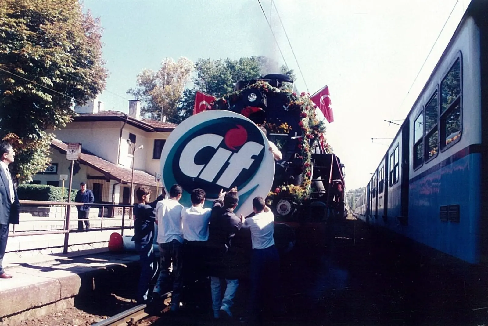 Çiçeklerle süslenmiş Cif lokomotifi