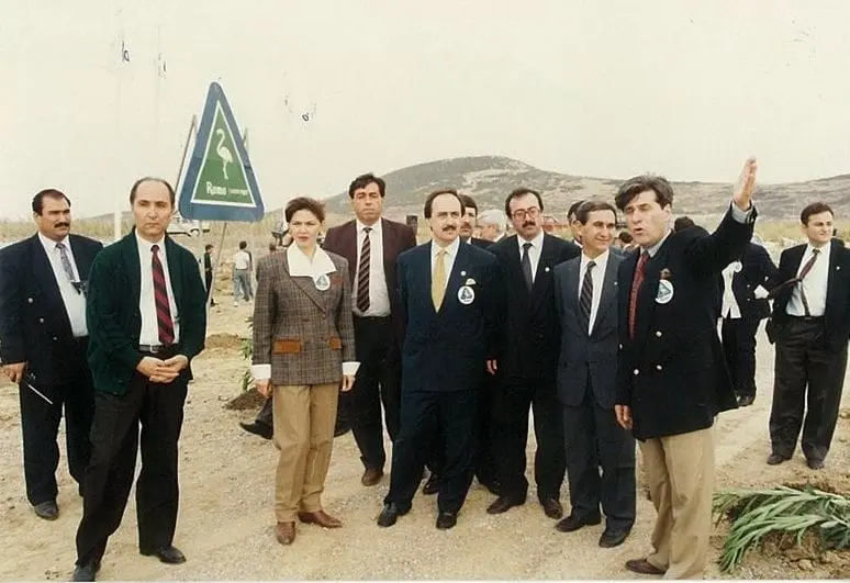 Cansuyu tabelası önünde yetkililer ve proje ekibi