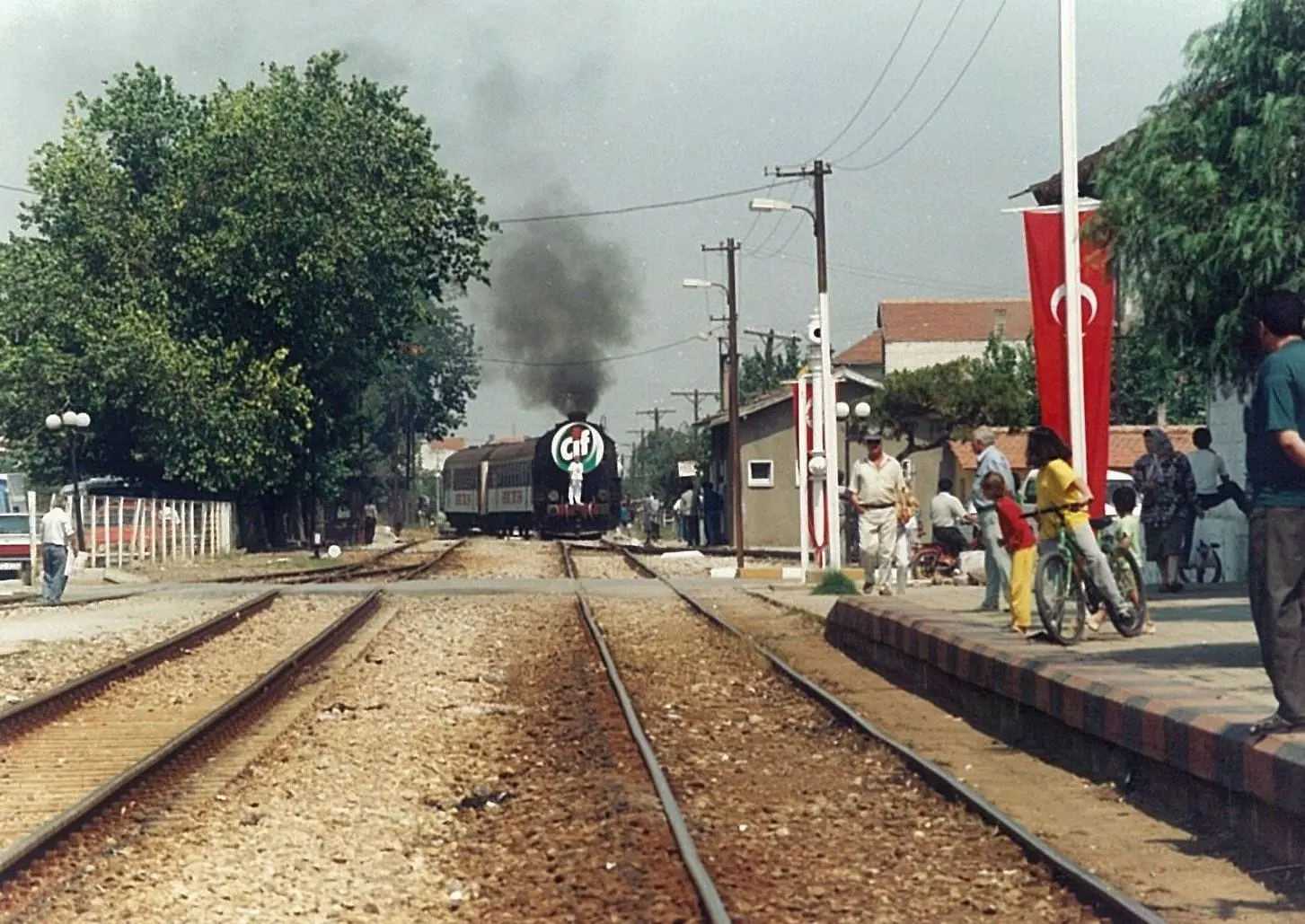 Dumanıyla istasyona yaklaşan tren