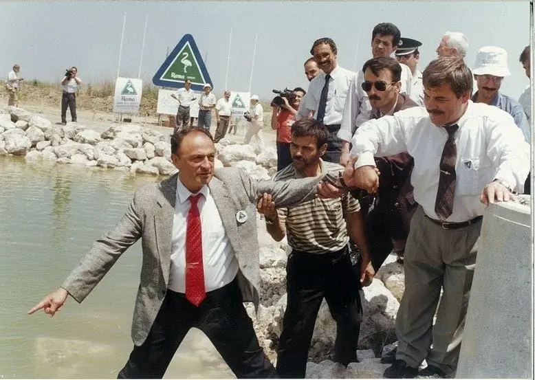 Havuz kıyısında suyun geldiği noktayı gösteren yetkililer