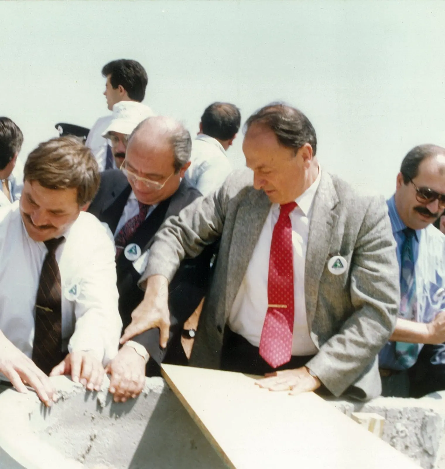 Sahadaki anıt taşın başında tören