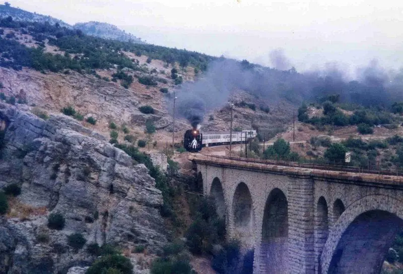 Eğirdir köprüsünden geçen buharlı tren