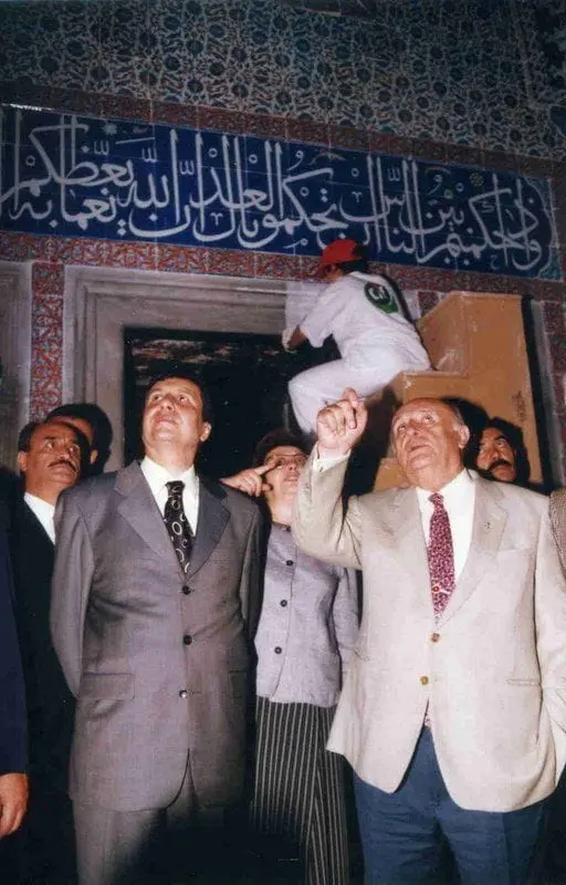 Çini kitabeyi inceleyen yetkililer