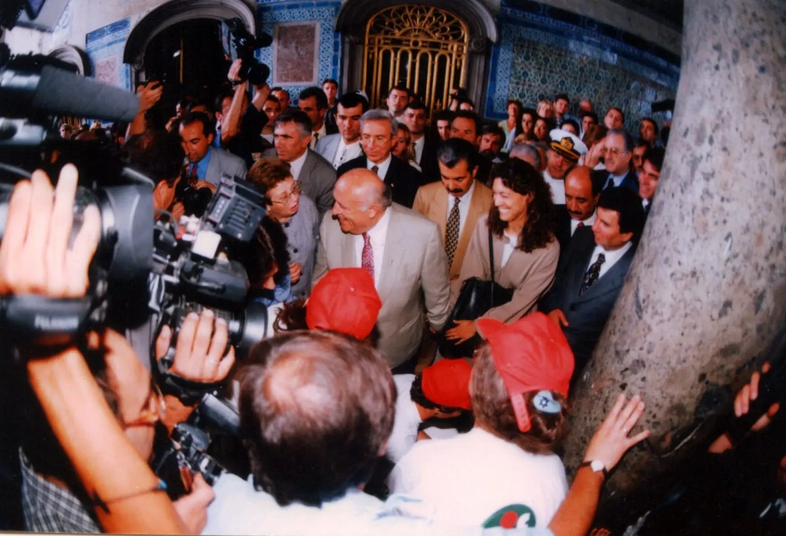 Basın mensupları arasında Süleyman Demirel