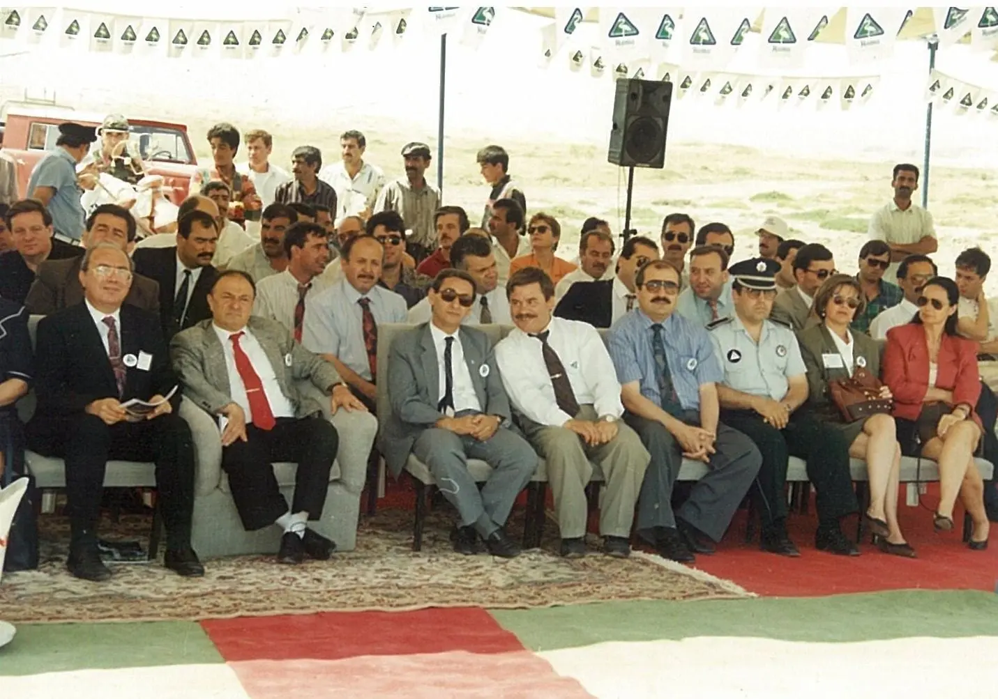 Sahada kurulan tören çadırında davetliler