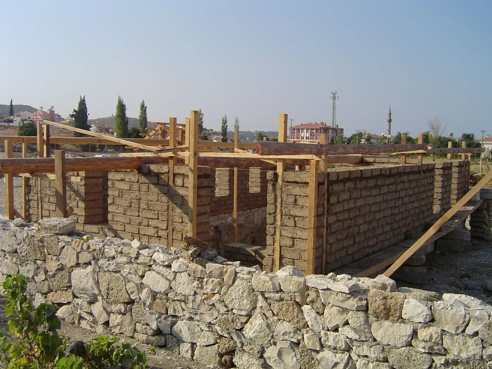 İşliğin taş duvarlarının örülmesi