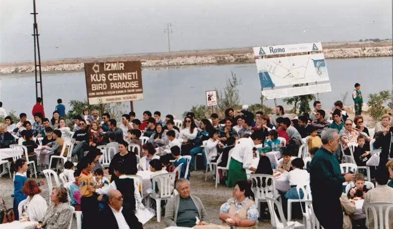 İzmir Kuş Cenneti tabelası önünde kalabalık