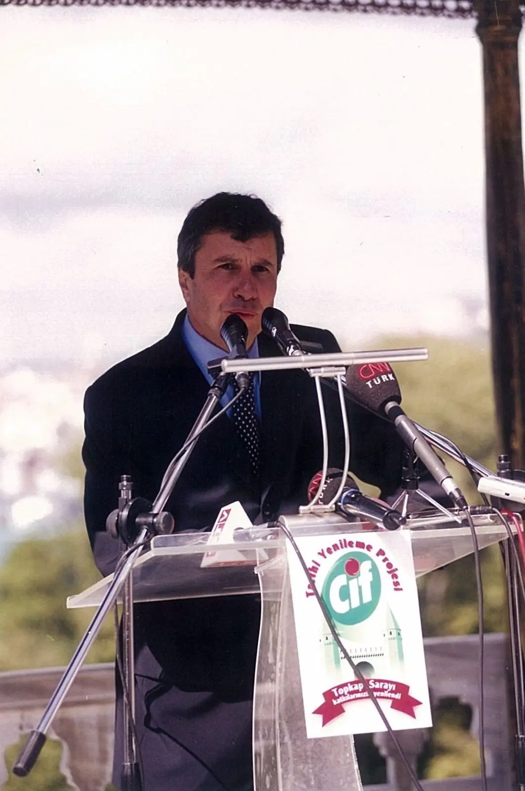 Kürsüden konuşan Kültür Bakanı İstemihan Talay