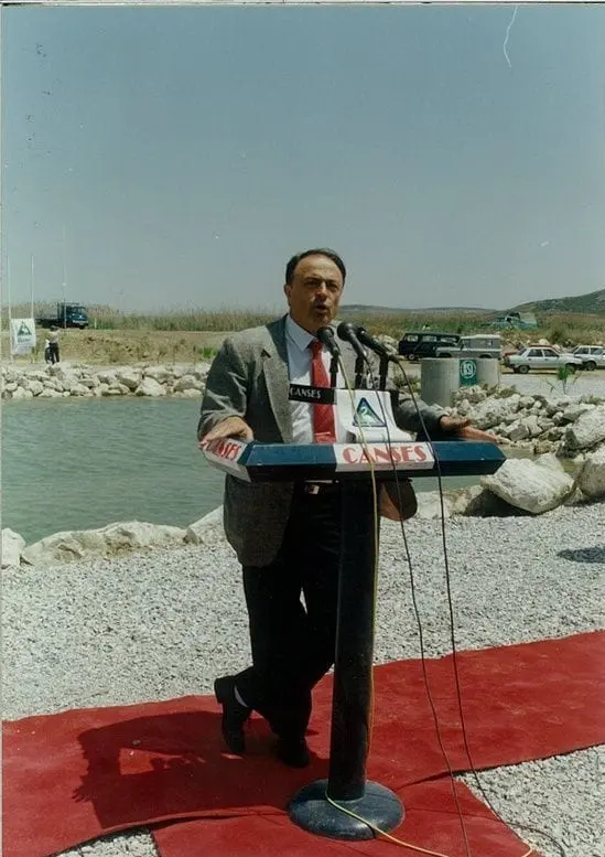 Havuz başında kürsüden konuşan yetkili