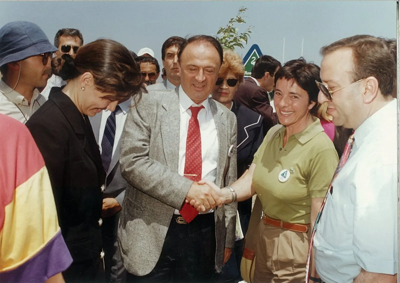 Açılışta tokalaşan konuklar