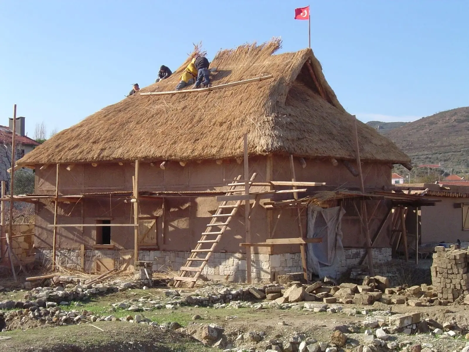 Saz çatısı tamamlanmak üzere olan yapı