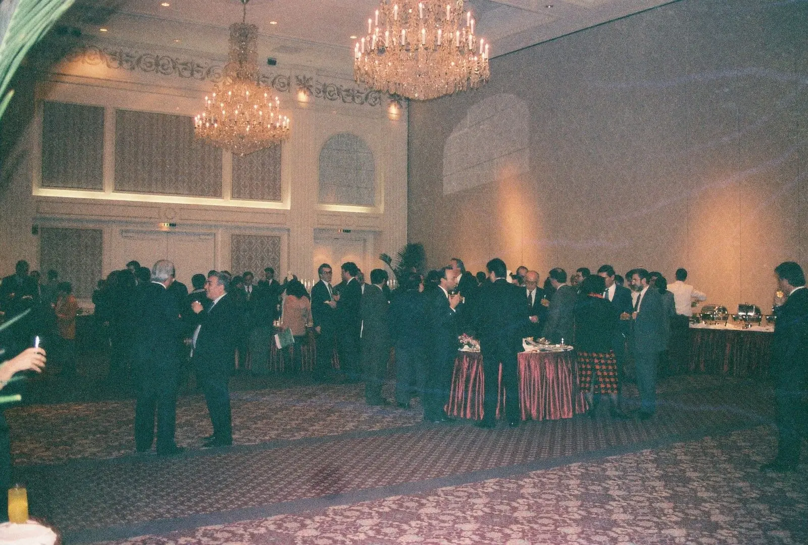 Protokol gecesinde Conrad Otel balo salonu