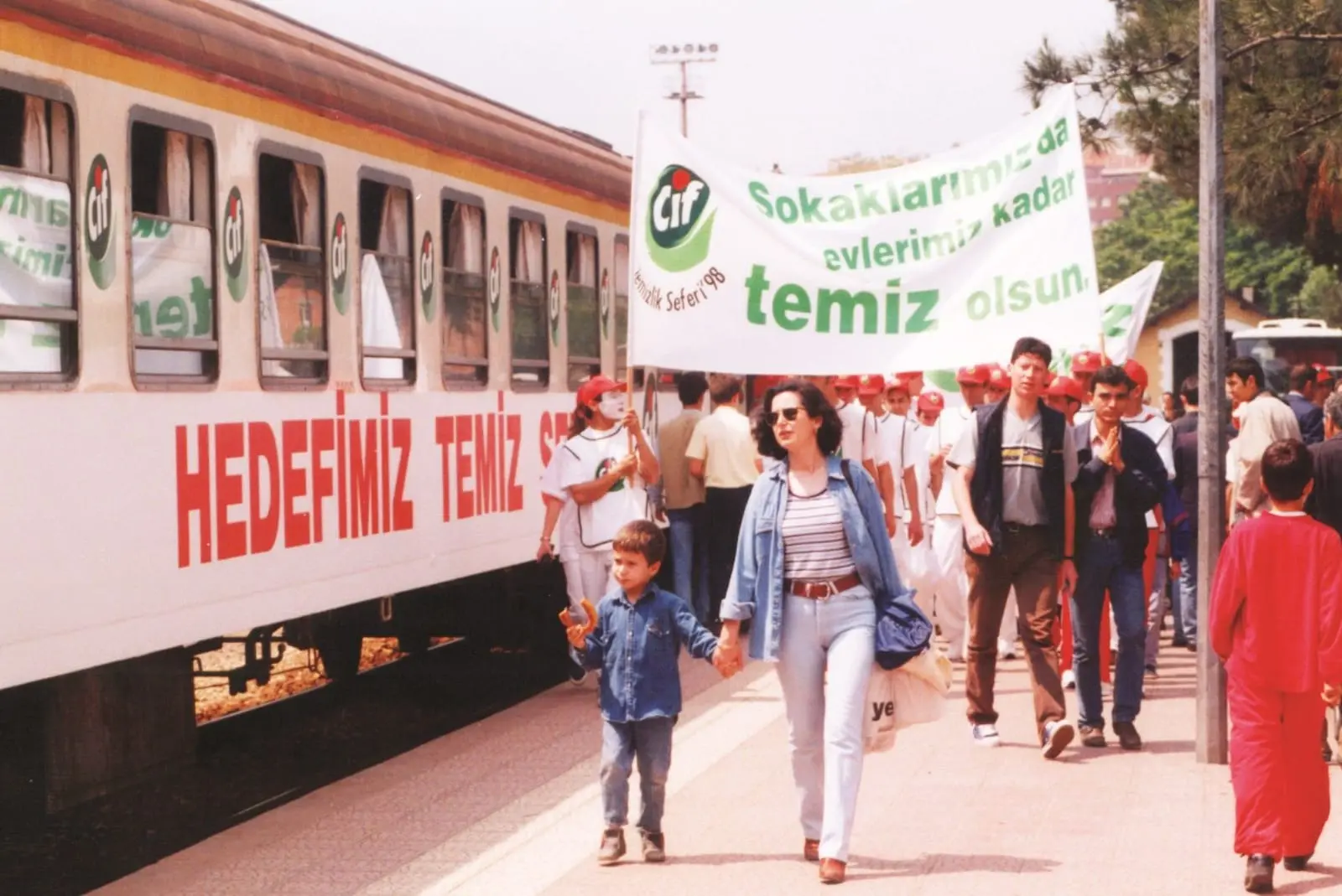 “Hedefimiz temiz şehir” pankartıyla yürüyüş