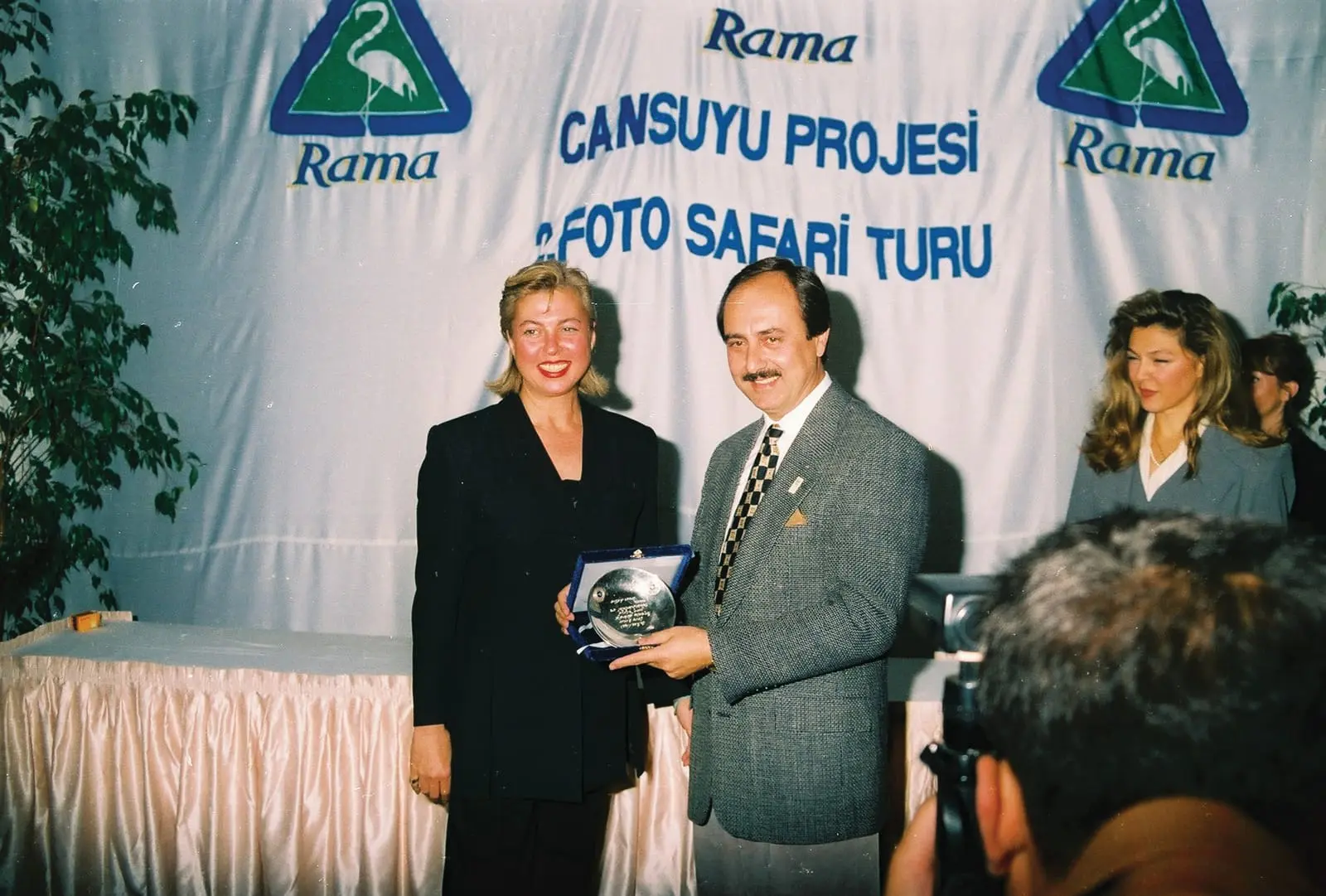 Foto safari turu tanıtımında plaket takdimi