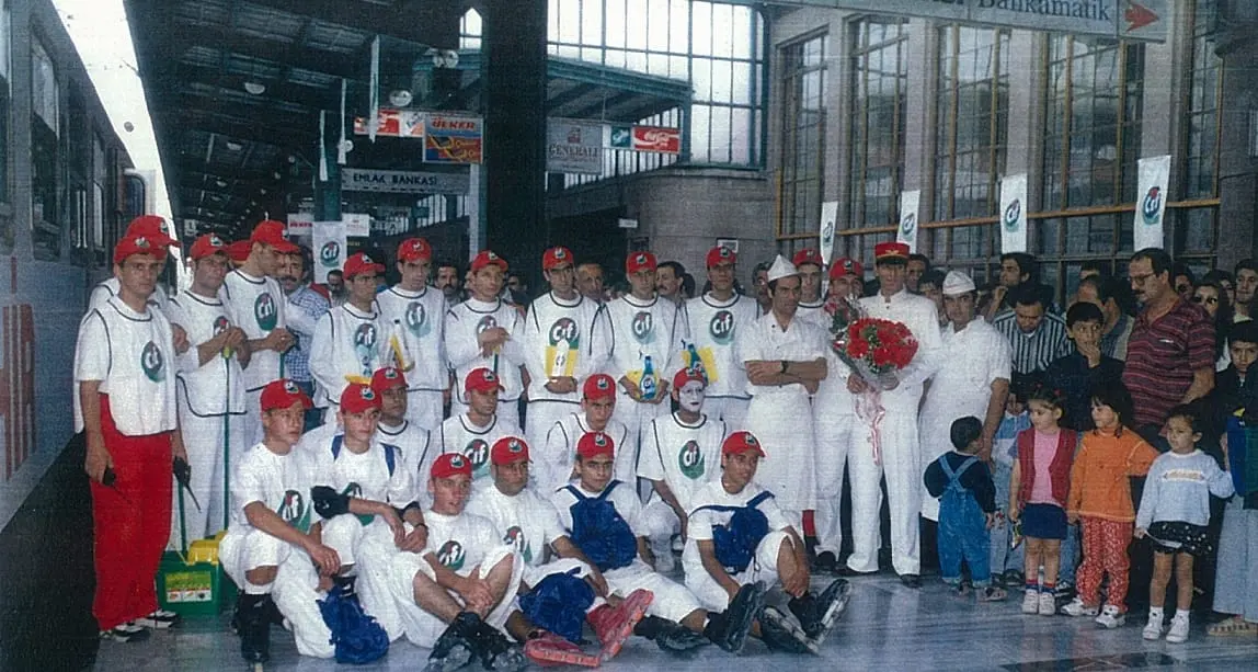 İstasyonda Cif Adamlar ve çocuklar