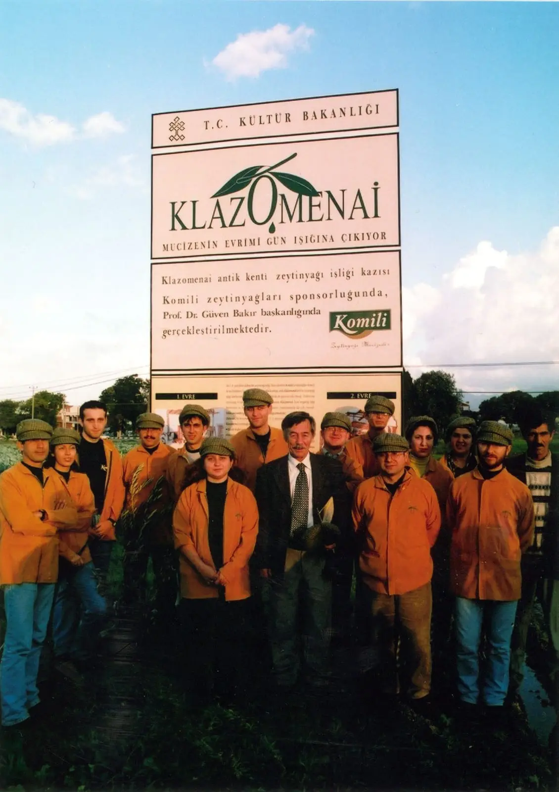 Klazomenai tabelası önünde ekip
