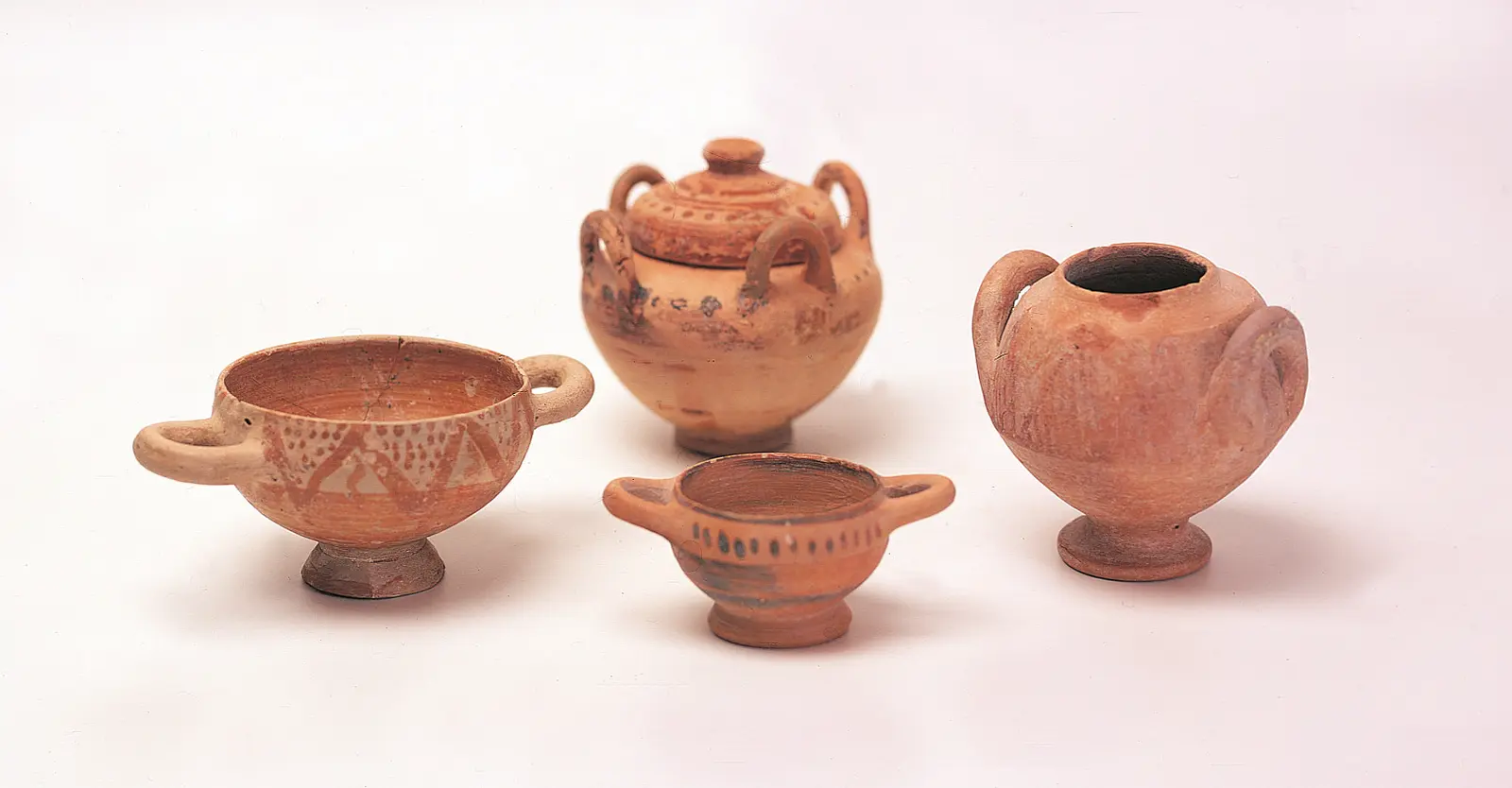 Pişmiş toprak kaplar: kulplu kâseler, kapaklı kap ve amphora
