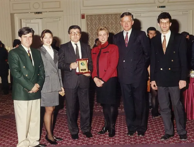 15 Ocak 1993, Conrad Otel'deki protokol imza töreninde greenactive ve Unilever ekibi